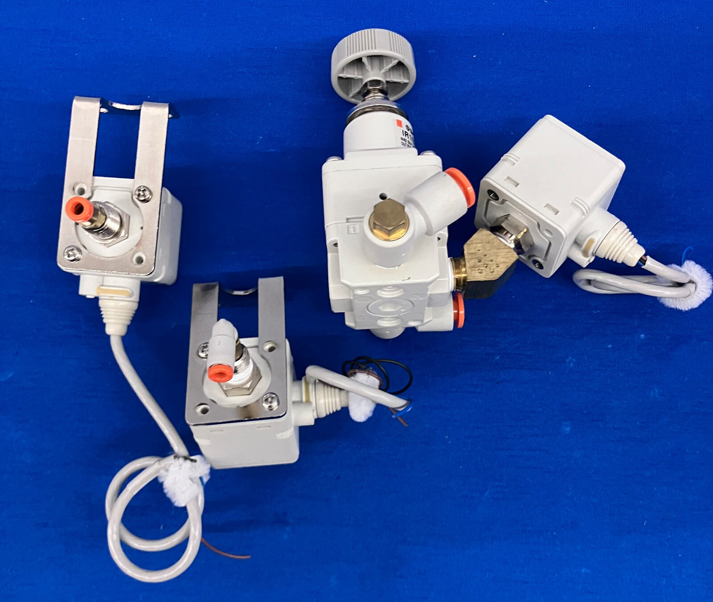 SMC ISE40-T1-62L LOTTO DI 3 CON ACCESSORI MISTI CON IR1020-N01