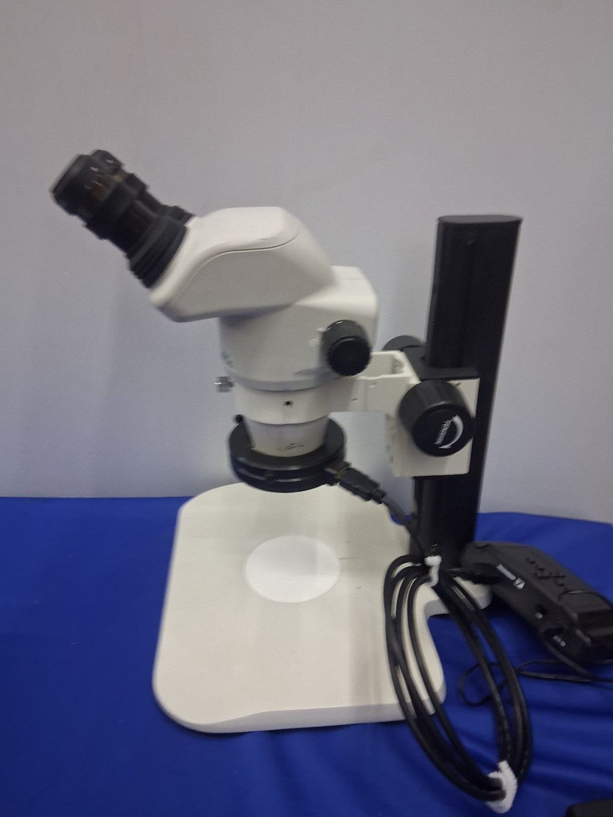 NIKON STEREO SMZ745 MICROSCOPE 6.7-50X  STAND & LED LIGHT C-W10XB/22 EYEPIECES