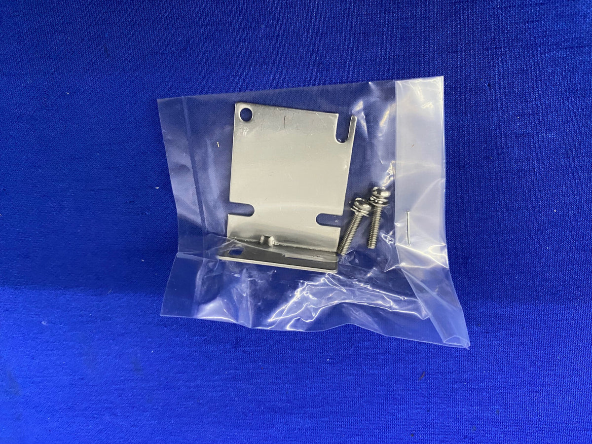 SICK WL170-N132 WL170N132 REFLEX PHOTOELECTRIC SWITCH WITH REFLECTOR & HARDWARE