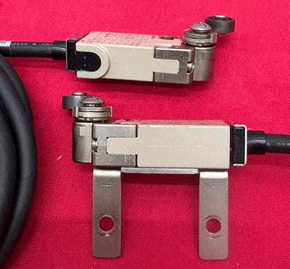 OMRON SAFETY LIMIT SWITCH D4F-320-5D ROLLER LEVER ACTUATOR - 1 LOT QTY 2