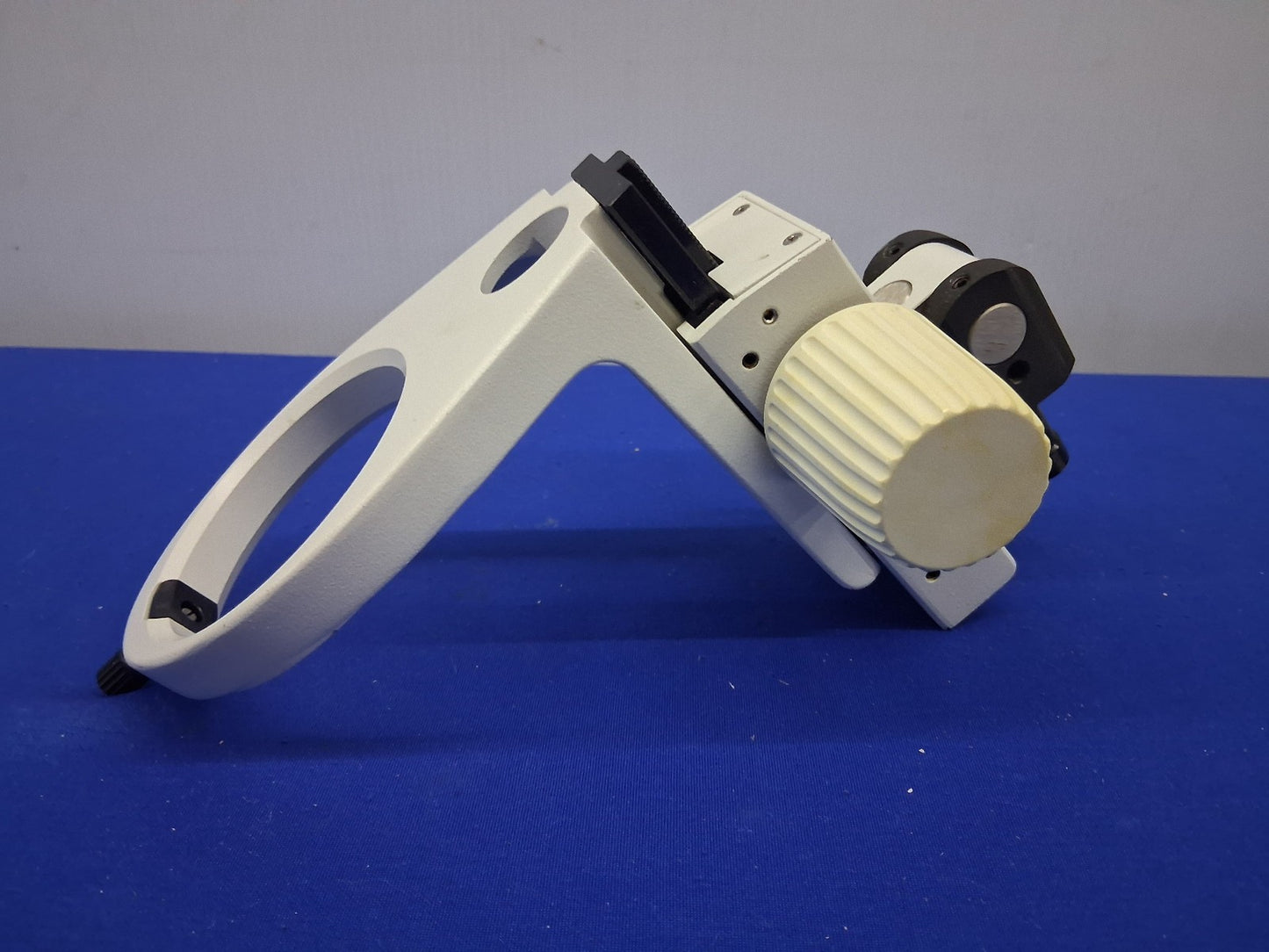 LEICA 10445945 STEREO MICROSCOPE FOCUS MOUNT POD HOLDER MICROSCOPE HOLDER  76MM
