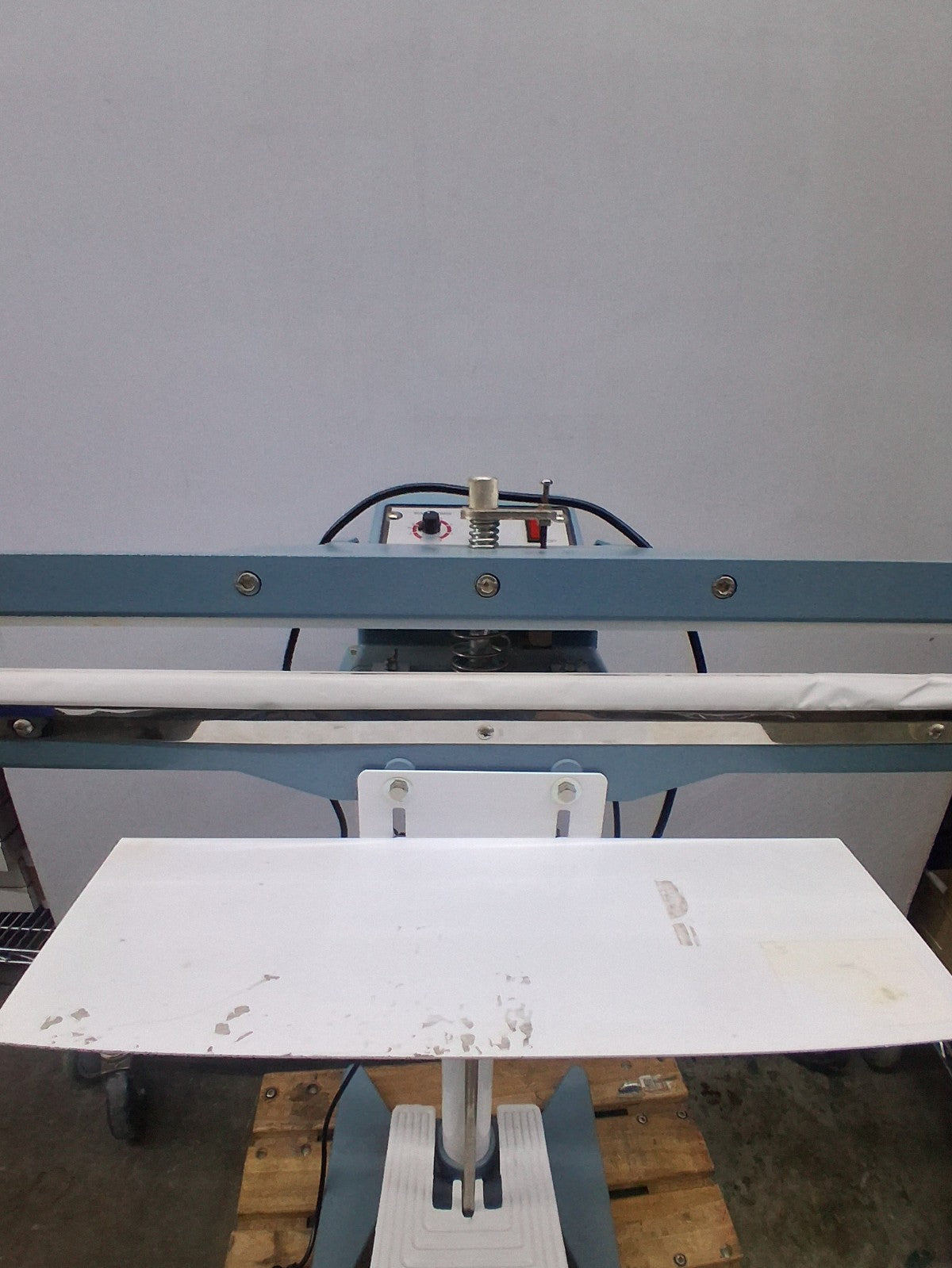 ULINE H-86 FOOT OPERATED IMPULSE SEALER 24" ITEM IS USED TESTED WORKS.