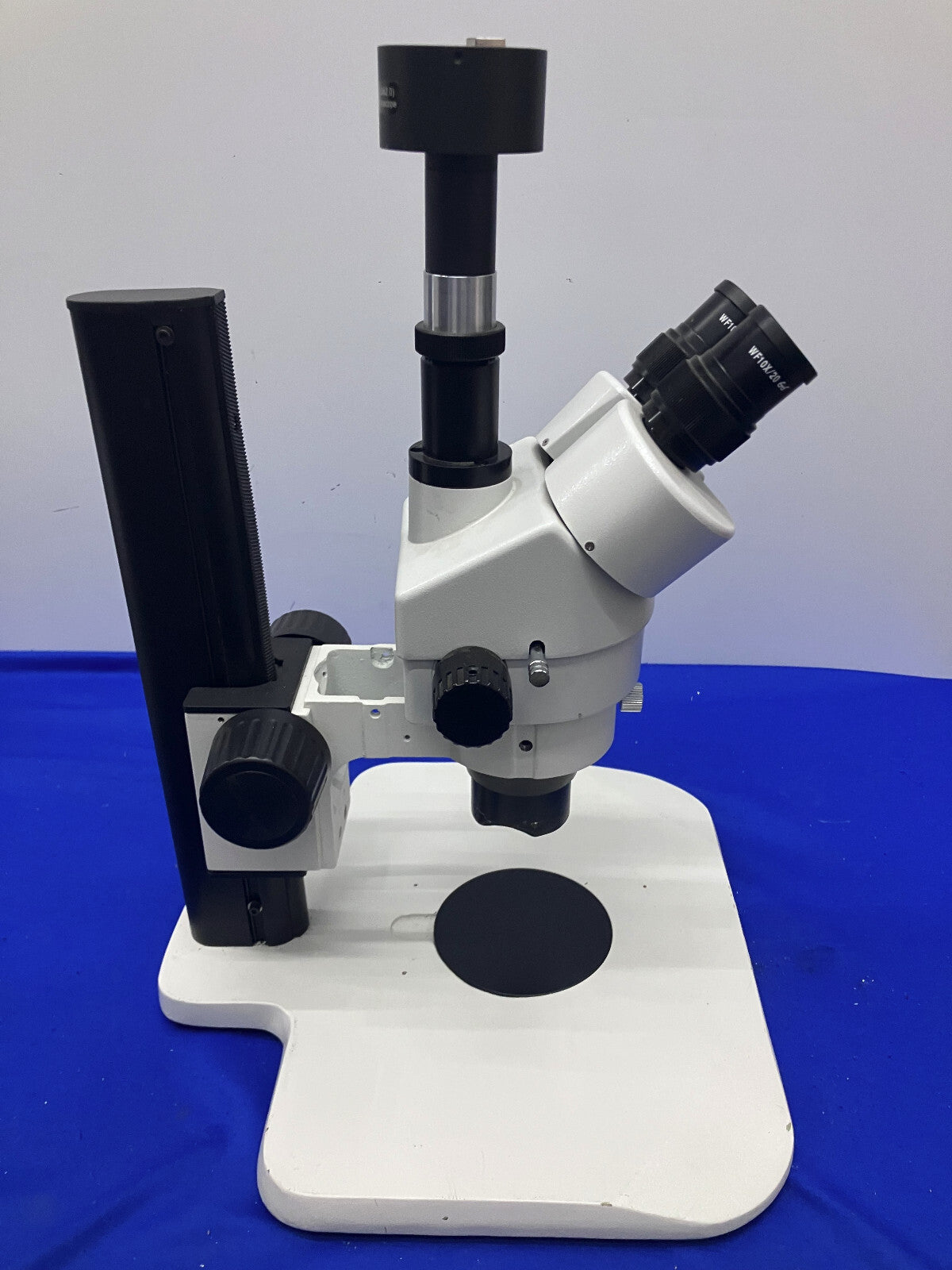MICROSCOPIO TRINOCULAR SIN MARCA. EL AUMENTO ES DE 7-45X