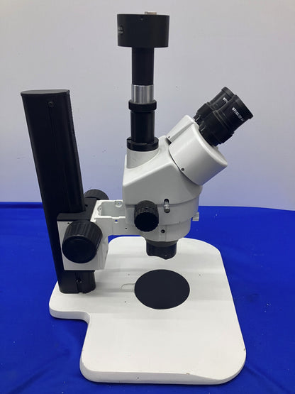 MICROSCOPIO TRINOCULAR SIN MARCA. EL AUMENTO ES DE 7-45X