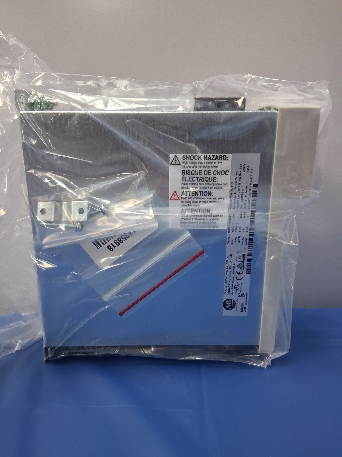 Allen Bradley KINETIX 350 DRIVE 102499 120V /240 VAC 1/3/PE 4,0 A 1.57 NEW