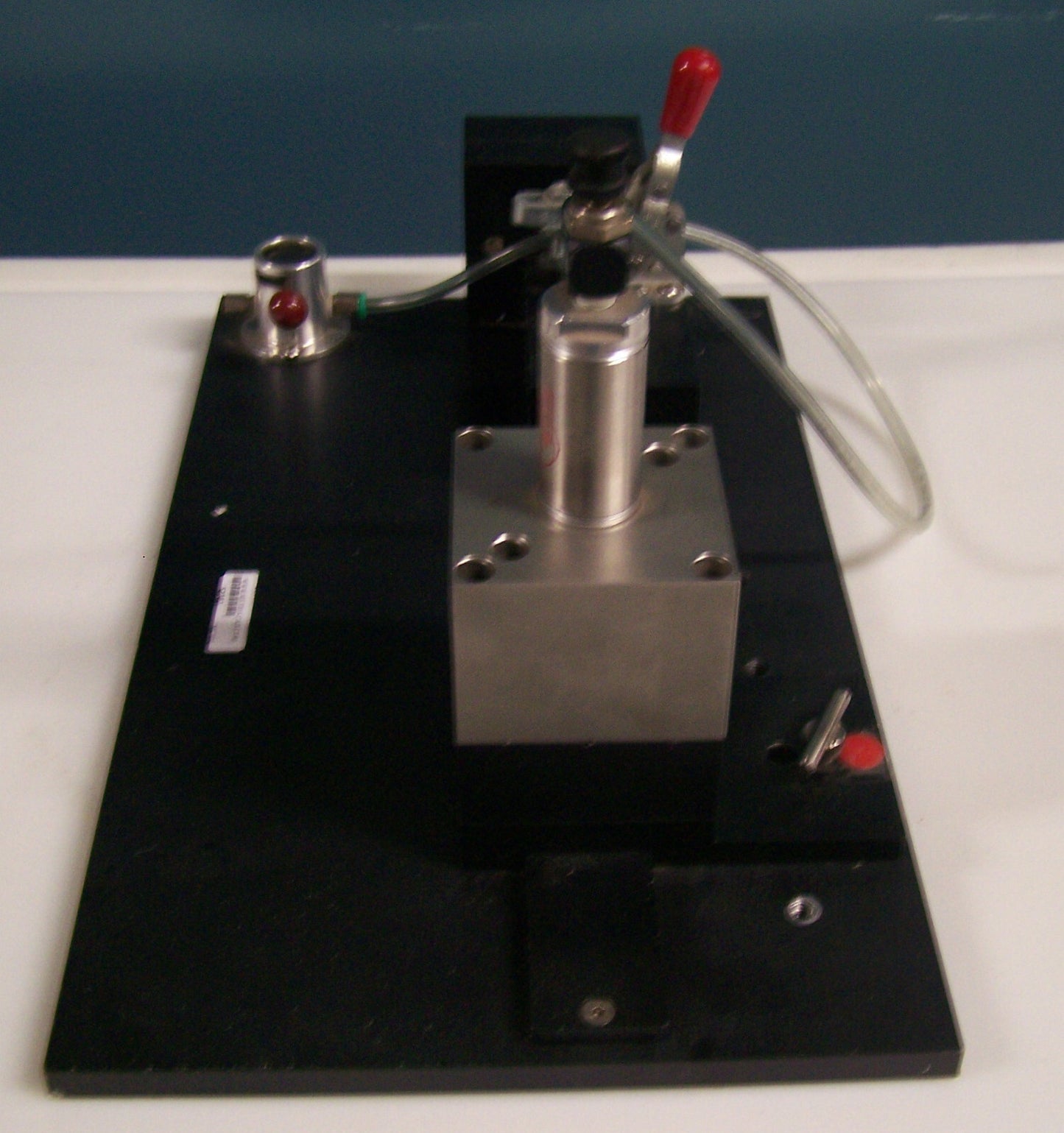 BIMBA PNEUMATIC PLATFORM, MODEL 3MV8, HAS PNEUMATIC ACTUATOR WITH HOSE