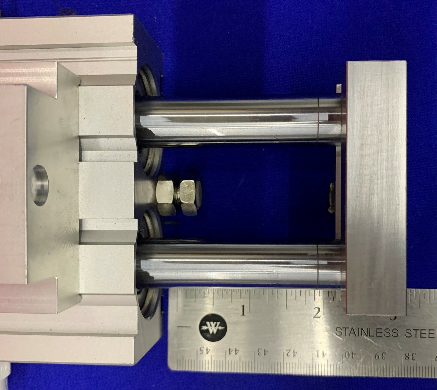 Cilindro guiado de doble vástago SMC CXSM32-50 con sensores SMC D-Z76 