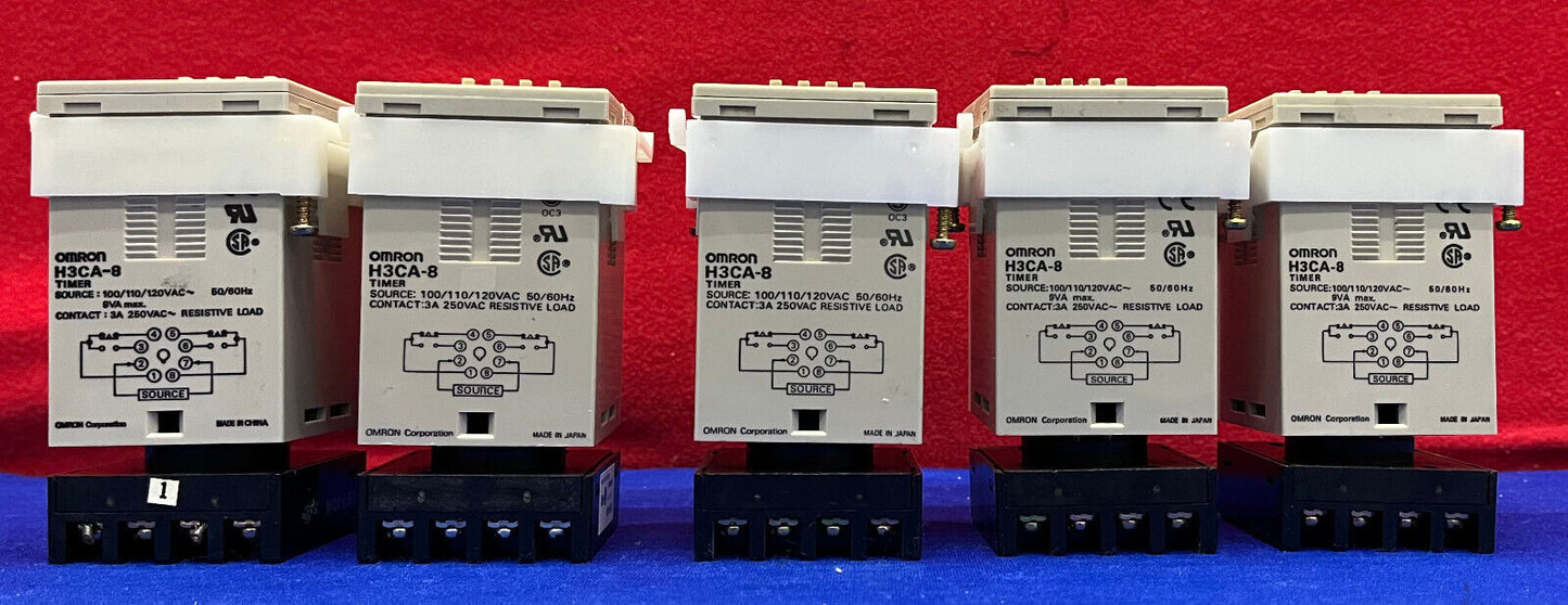 1 LOT HOEVEELHEID 5 - OMRON H3CA-8 SOLID STATE TIMER MET OMRON P36-08 BASIS