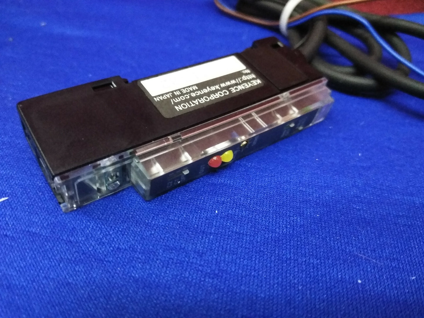 KEYENCE ES-M1  PROXIMITY SWITCH AMPLIFIER ITEM IS MISSING COVER