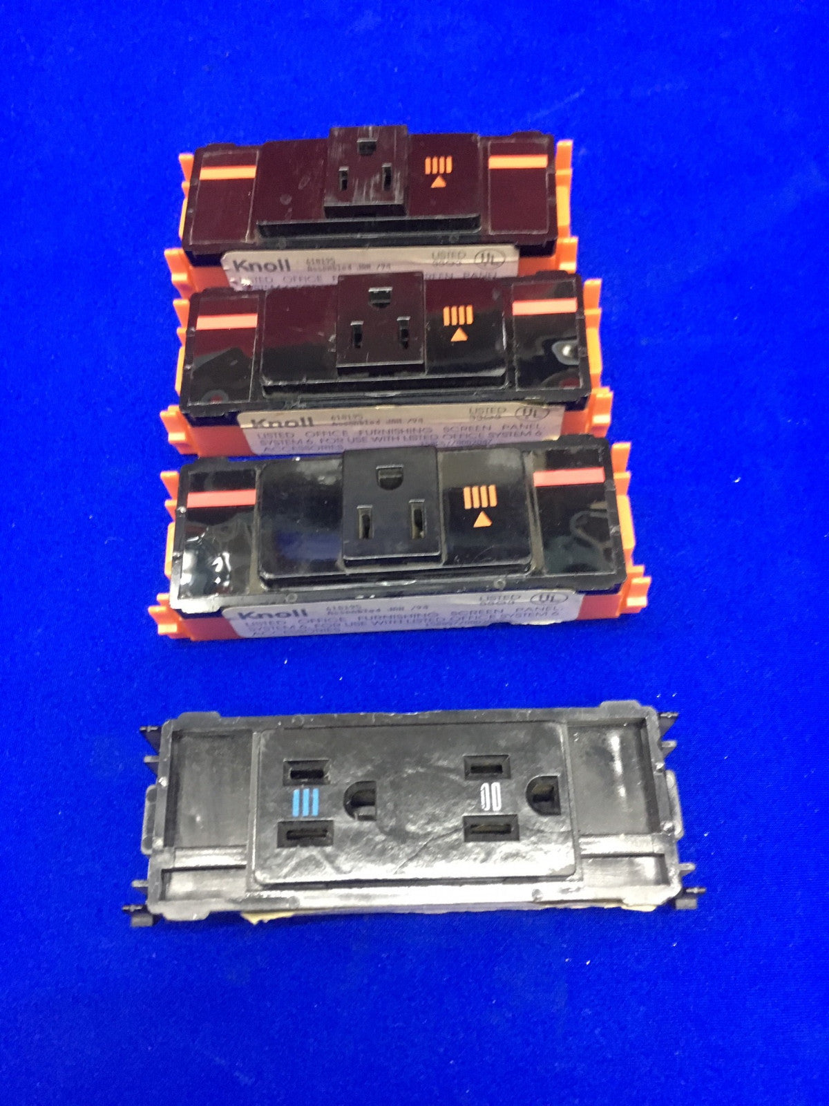 KNOLL QTY 3 618195 &amp; QTY 1 618183 PRESE ELETTRICHE 