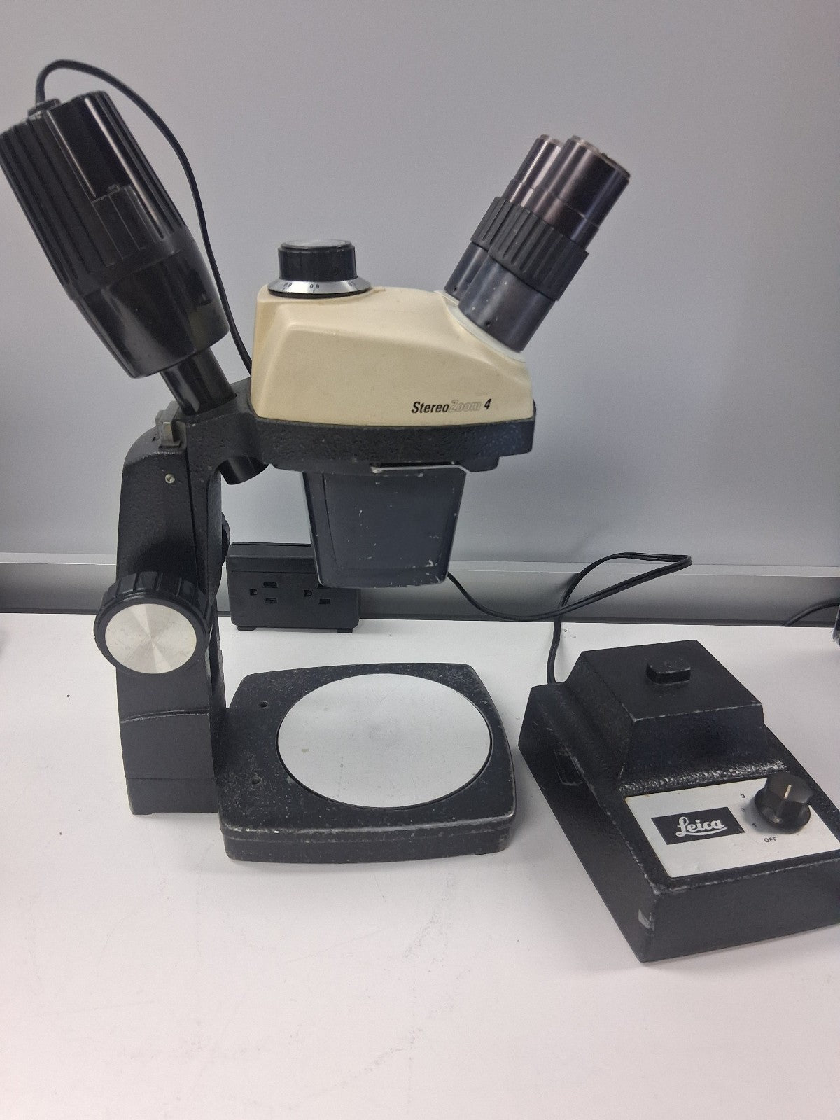 Leica StereoZoom 4 Microscope w/ 10X Eyepieces Stand & Light 7-30X Magnification