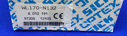 SICK WL170-N132 WL170N132 REFLEX PHOTOELECTRIC SWITCH WITH REFLECTOR & HARDWARE