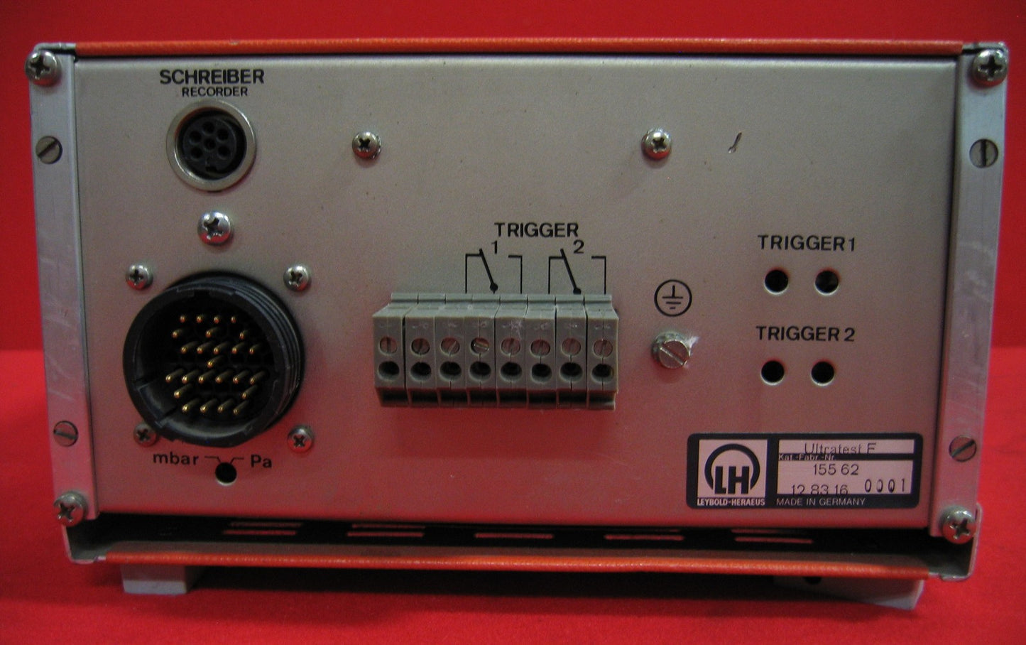 LEYBOLD-HERAEUS ULTRATEST FB HELIUM GAS LEAK DETECTOR REMOTE MONITOR ONLY