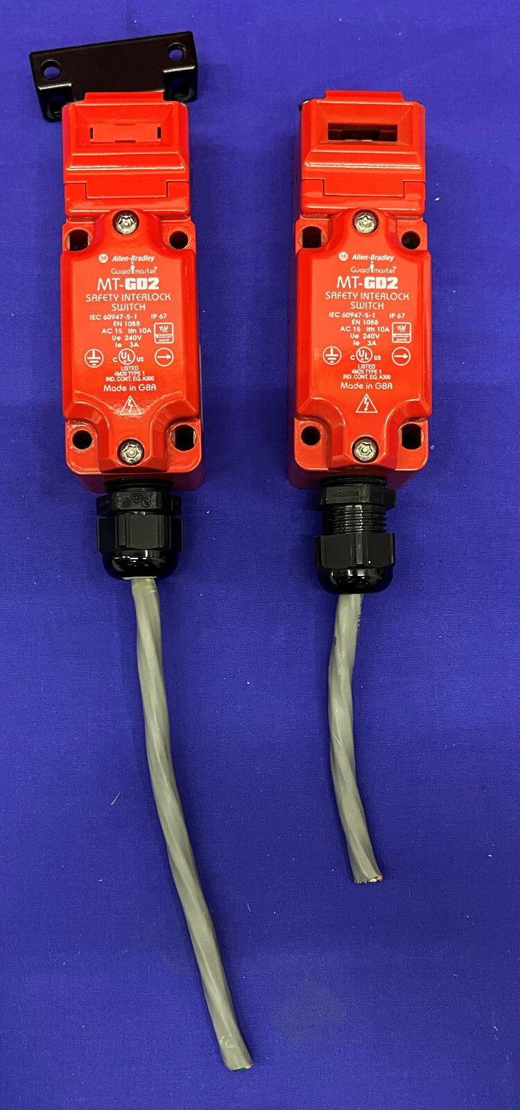 Lot de 2 interrupteurs de sécurité Allen Bradley Guard Master MR-GD2. 1 clé manquante.