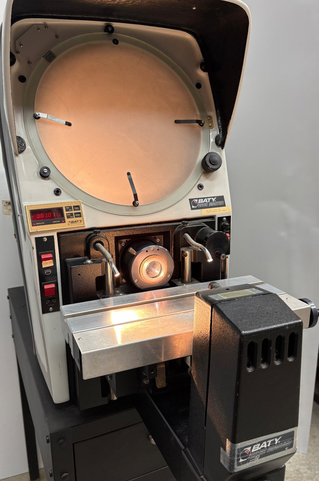 GAGE MASTER 28 MODEL 28/GM1 BENCHTOP OPTICAL COMPARATOR 110V - FOR PARTS/REPAIR