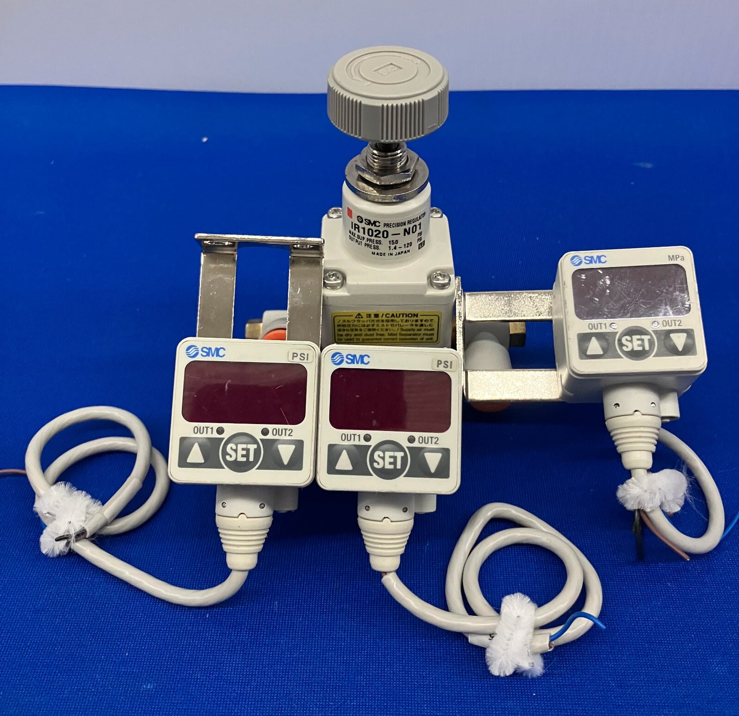 SMC ISE40-T1-62L LOTTO DI 3 CON ACCESSORI MISTI CON IR1020-N01