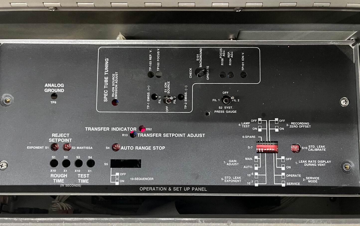 VARIAN AUTO-TEST 947 HELIUM MASSA SPECTROMETER LEKDETECTOR - VOOR ONDERDELEN/REPARATIE H2 