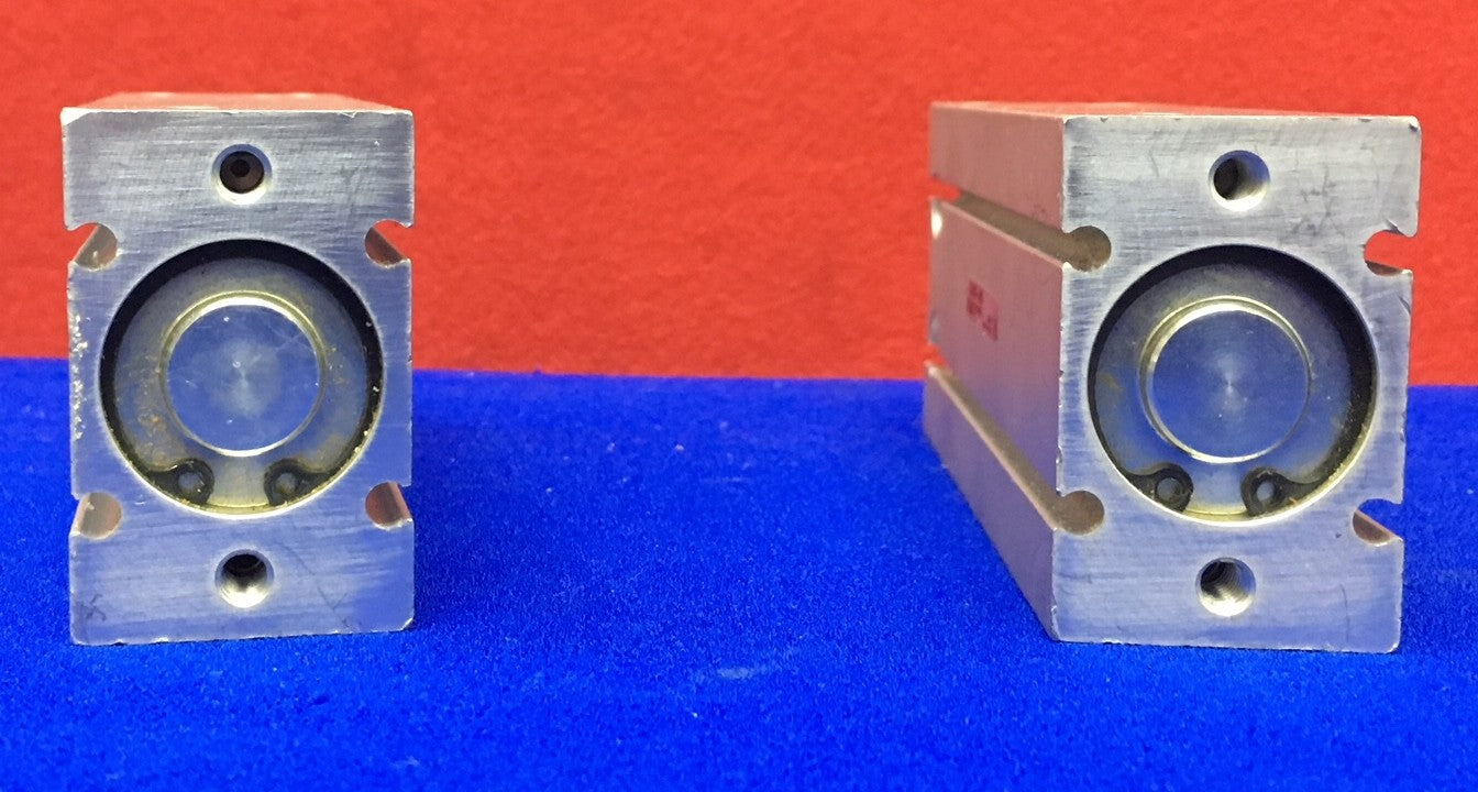 QTY 2 - SMC CDU25-60D FREE MOUNT CYLINDERS MAX PRESSURE 0.7 MPa