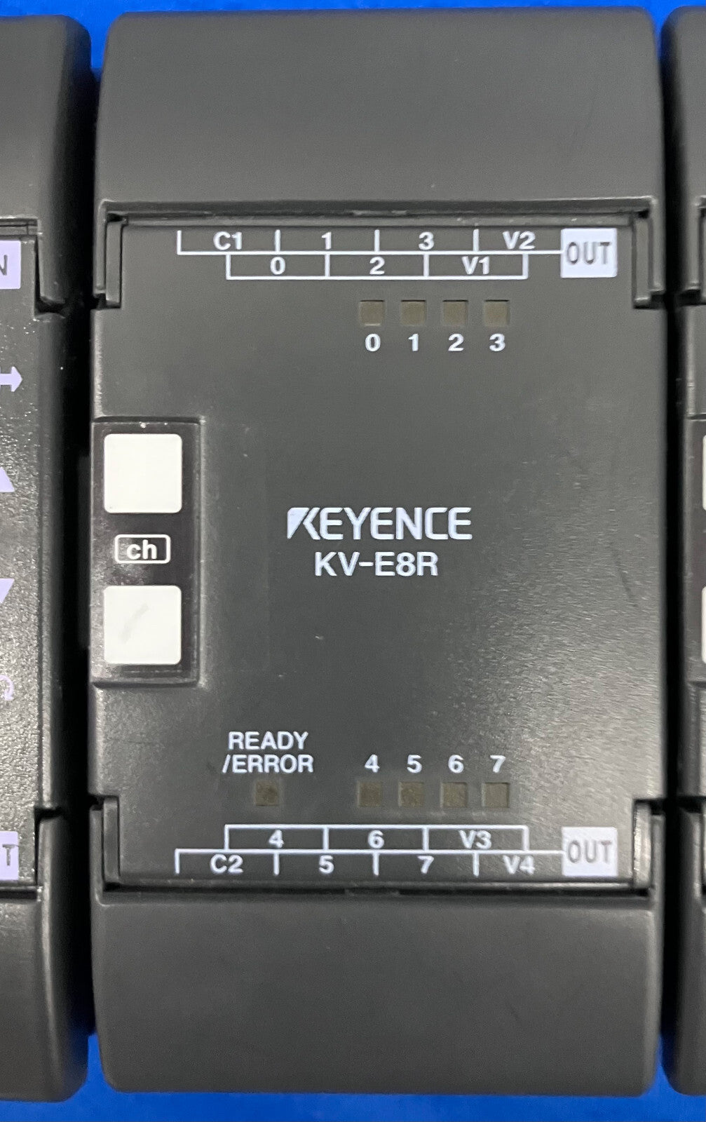 UNITÉ DE BASE KEYENCE KV-4DR, TYPE CC, AVEC 2 MICRO-PLC KV-E8X ET KV-E8A 