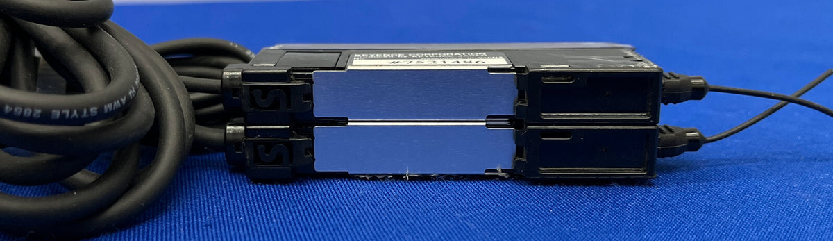 AMPLIFICATEUR PHOTOÉLECTRIQUE KEYENCE FS-V11-P ET AMPLIFICATEUR À FIBRE OPTIQUE FS-V12-P