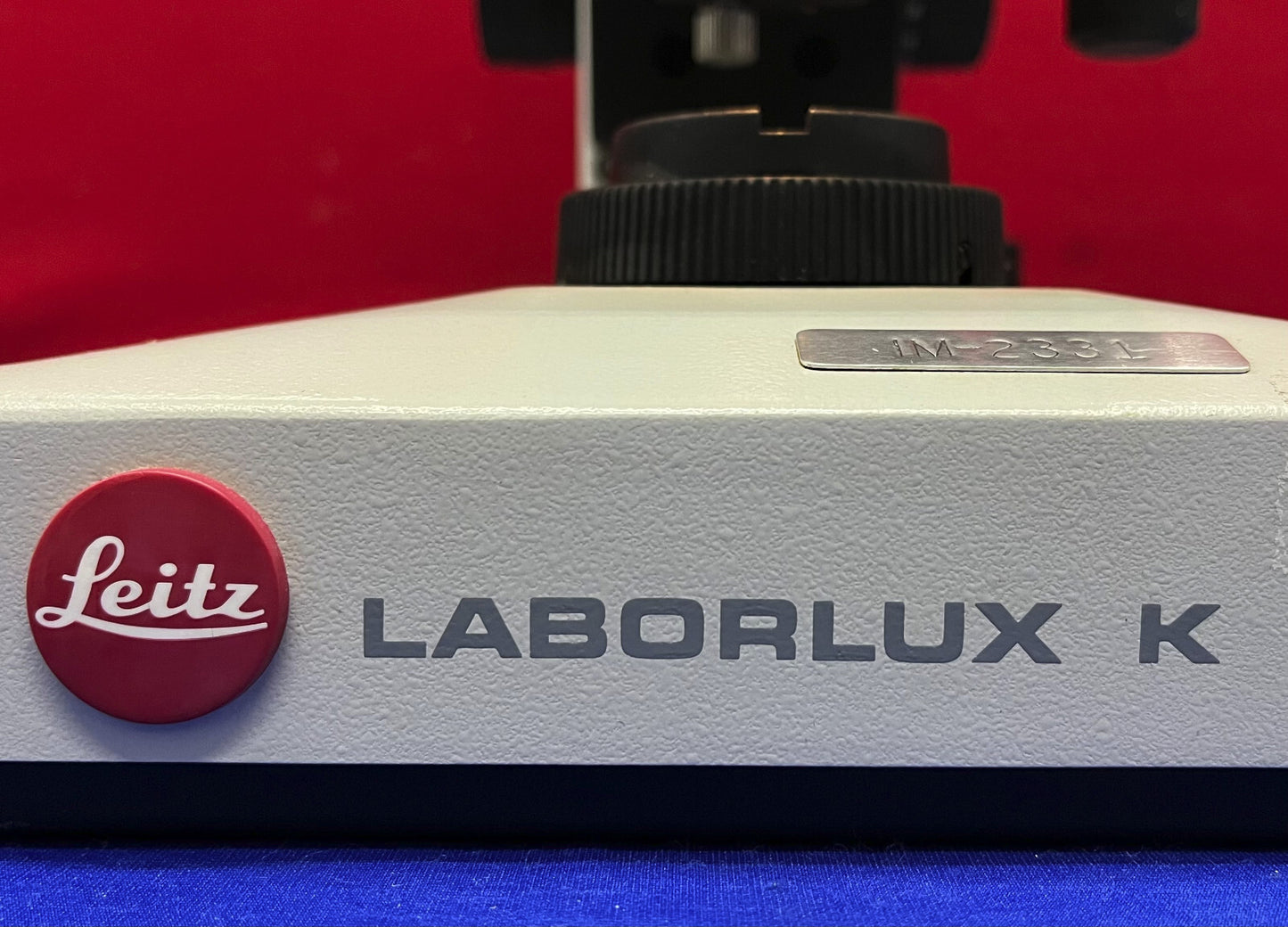 LEITZ LABORLUX K BINOCULAR MICROSCOPE 02043.036 W/ PERIPLAN 10X/18 EYEPIECES
