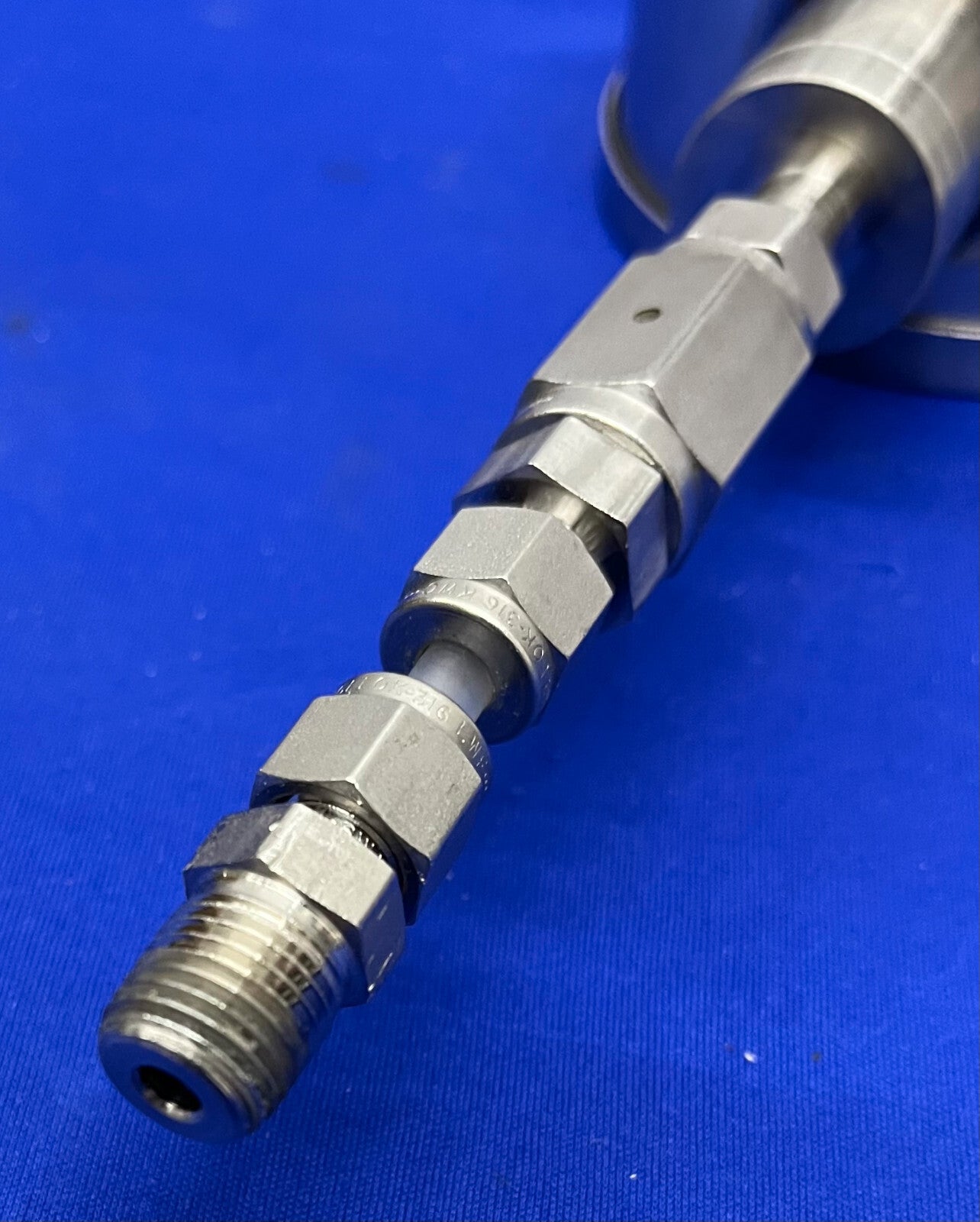 MANÓMETRO DIGITAL DE PRESIÓN DE 0 A 1000 PSIG DE LA SERIE JVT1KGT-V DE INSTRUMENTOS DCT