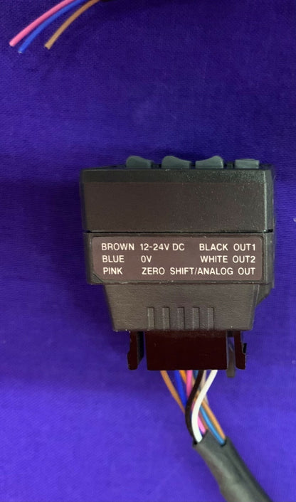 Keyence AP-C40W Amplificatore Unità Sensore di pressione con staffa di montaggio 12-24 V CC 