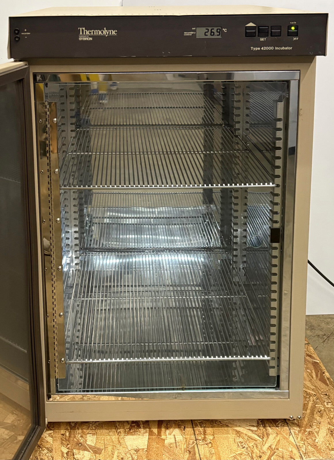 BARNSTEAD THERMOLYNE SYBRON I42045 TYPE 42000 INCUBATOR 70C MAX 120V 1PH