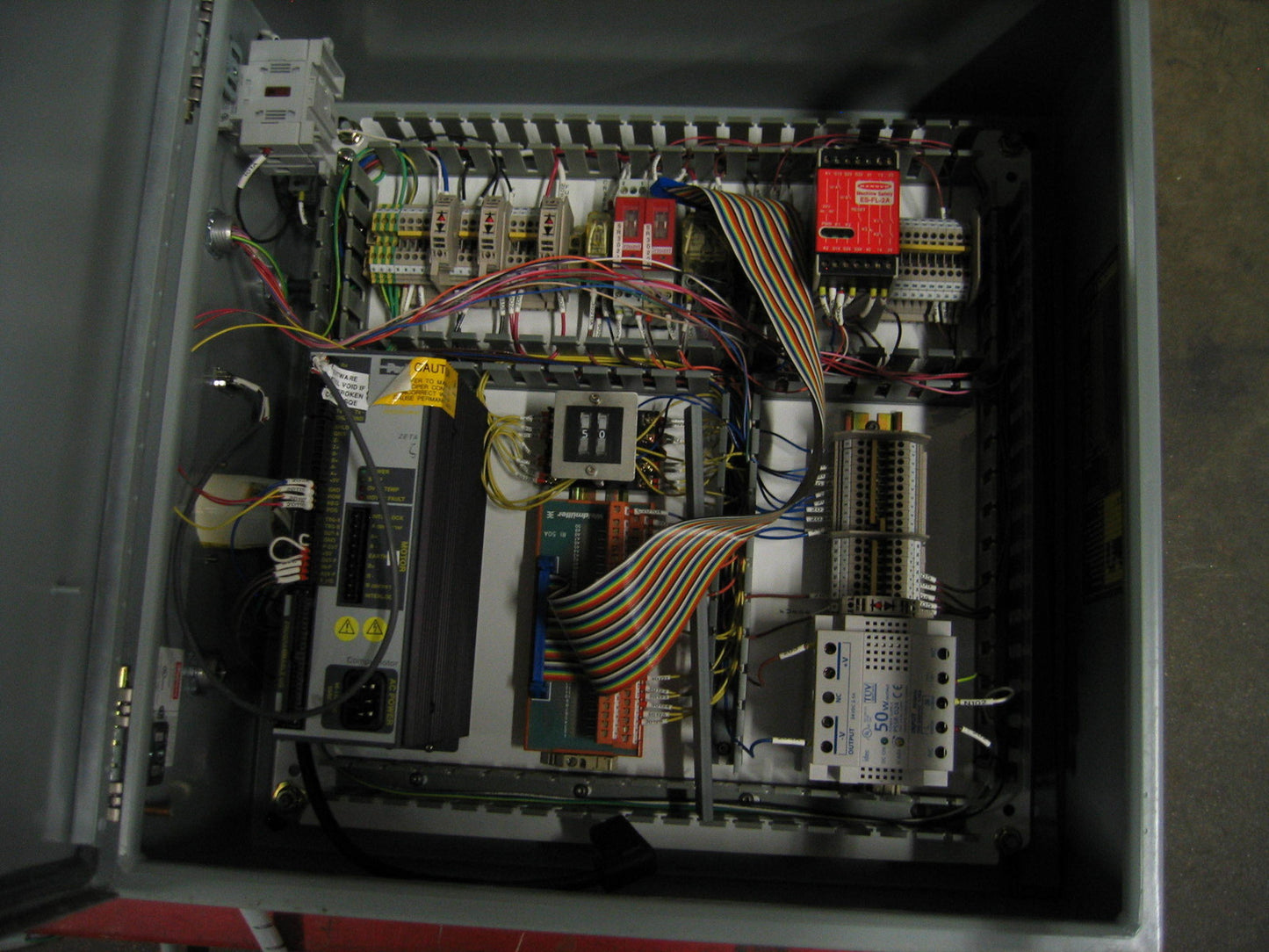 LAVADORA DE PIEZAS PEQUEÑAS CONSTRUIDA A MEDIDA CONTROL PLC ACTUADOR VERTICAL CON PULVERIZADOR DE AGUA 