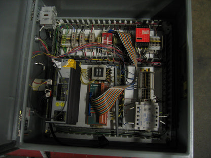 LAVADORA DE PIEZAS PEQUEÑAS CONSTRUIDA A MEDIDA CONTROL PLC ACTUADOR VERTICAL CON PULVERIZADOR DE AGUA 