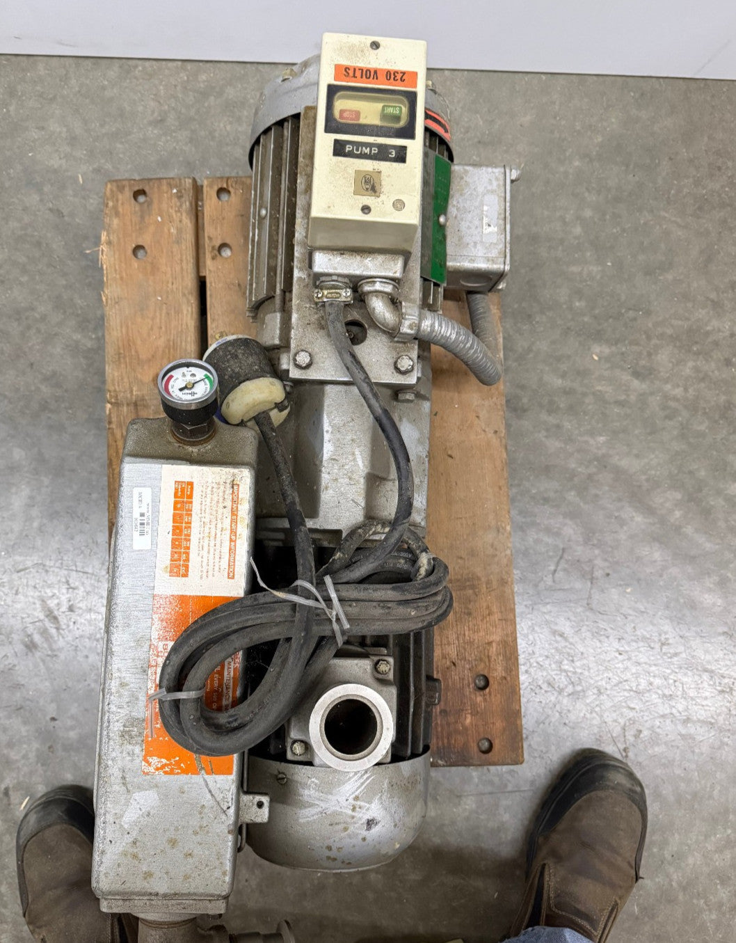 BUSH AKH 1EF100LA-04 VACUUM PUMP 208 V 60 HZ FOR PARTS REPAIR