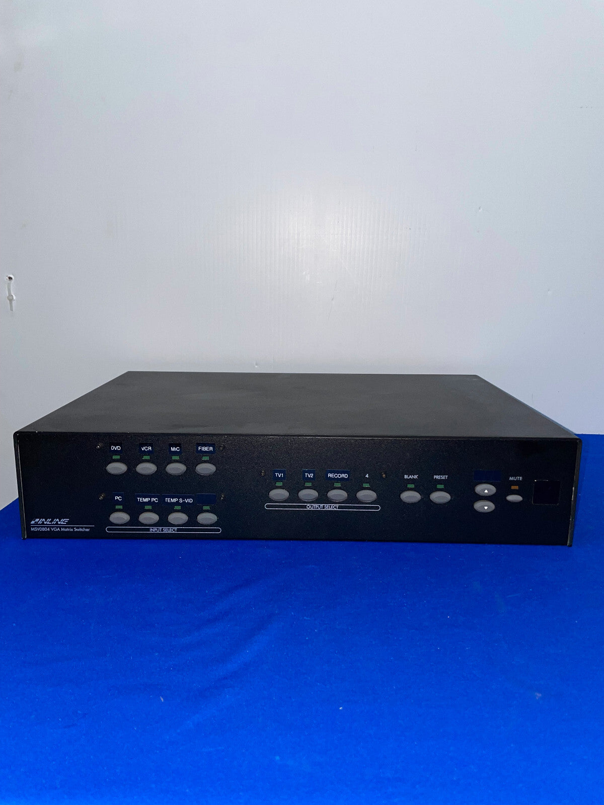 INLINE、MSV0804、VGA マトリックス スイッチャー、電源が入らない