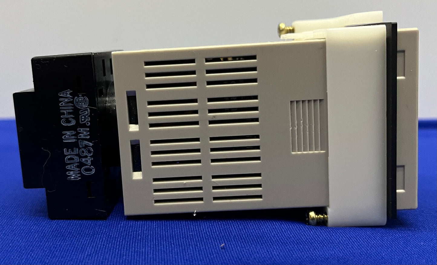 TEMPORIZADOR DIGITAL OMRON H5CL H5CL-A CON BASE OMRON P3GA-11 - PARA PIEZAS/REPARACIÓN