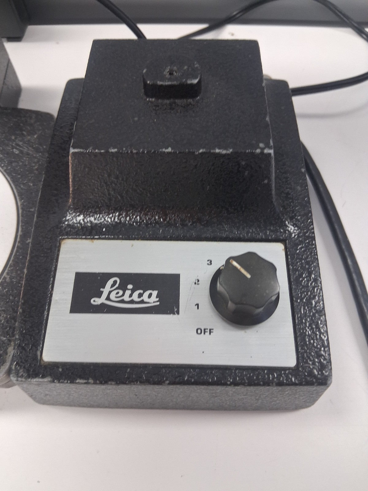Leica StereoZoom 4 Microscope w/ 10X Eyepieces Stand & Light 7-30X Magnification