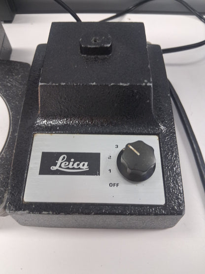Leica StereoZoom 4 Microscope w/ 10X Eyepieces Stand & Light 7-30X Magnification