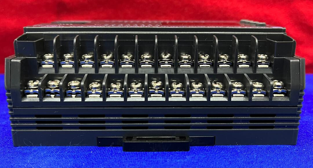 KEYENCE KV-40DT / KV40DT PROGRAMMEERBARE CONTROLLER (AFDEKKING ONTBREEKT) 