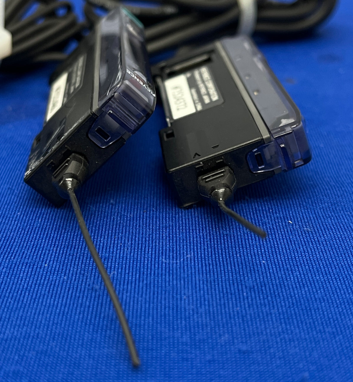 AMPLIFICATEUR PHOTOÉLECTRIQUE KEYENCE FS-V11-P ET AMPLIFICATEUR À FIBRE OPTIQUE FS-V12-P