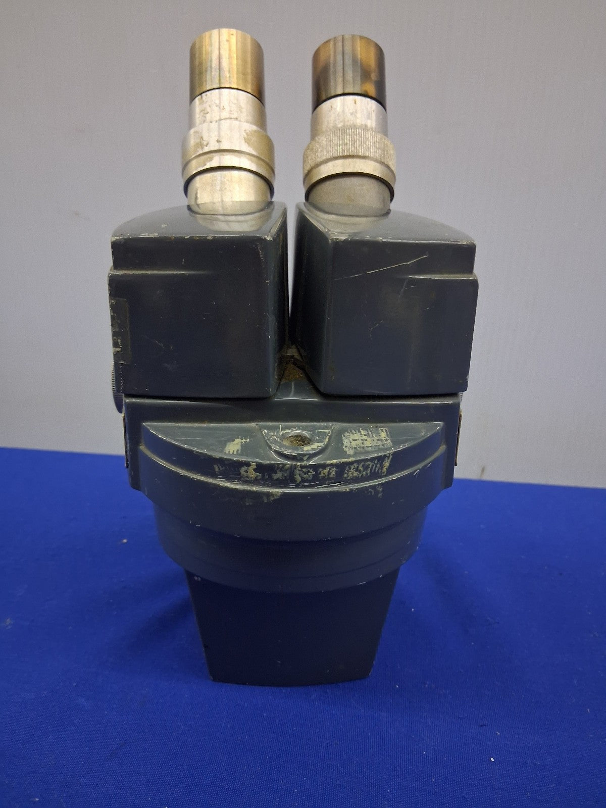 American Optical 569 0.7X-3X Stereo Microscope Head Only with 10X W.F Eyepieces