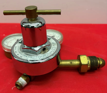 HARRIS  25-100  PRESSURE COMPRESSED GAS REGULATOR  650L  WITH  2 USG GAUGES