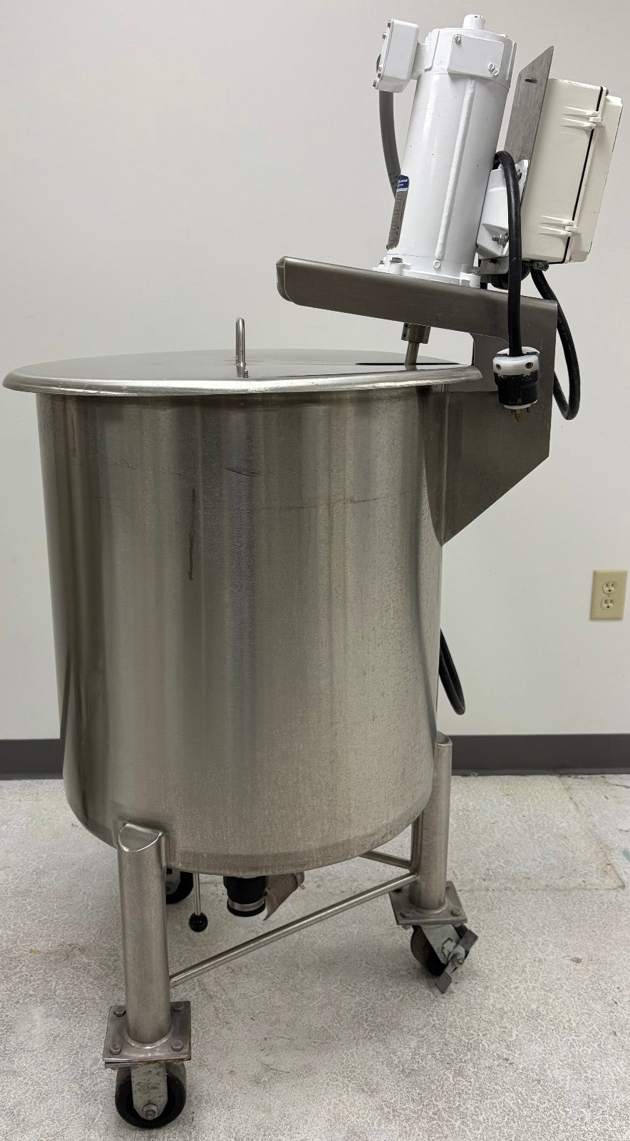 G&F MANUFACTURE SST-30G VERTICAL FINISH  MIXING TANK 30 GALLON FOR PARTS REPAIR