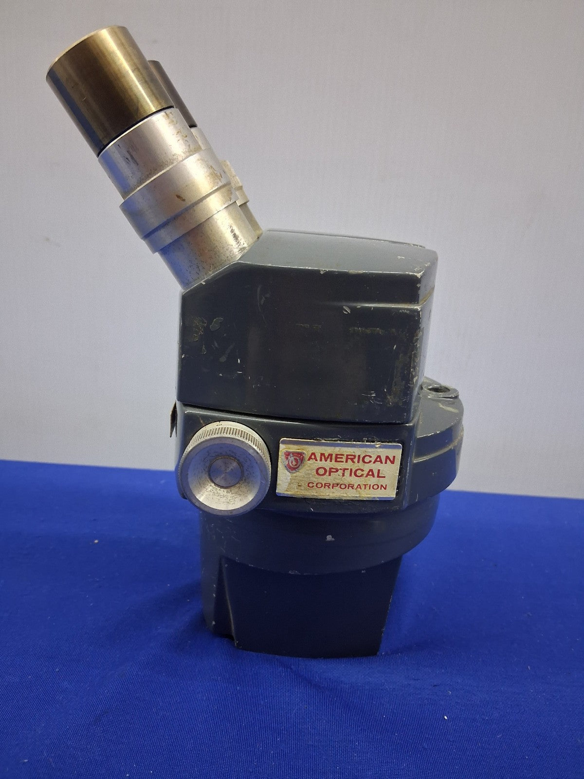 American Optical 569 0.7X-3X Stereo Microscope Head Only with 10X W.F Eyepieces