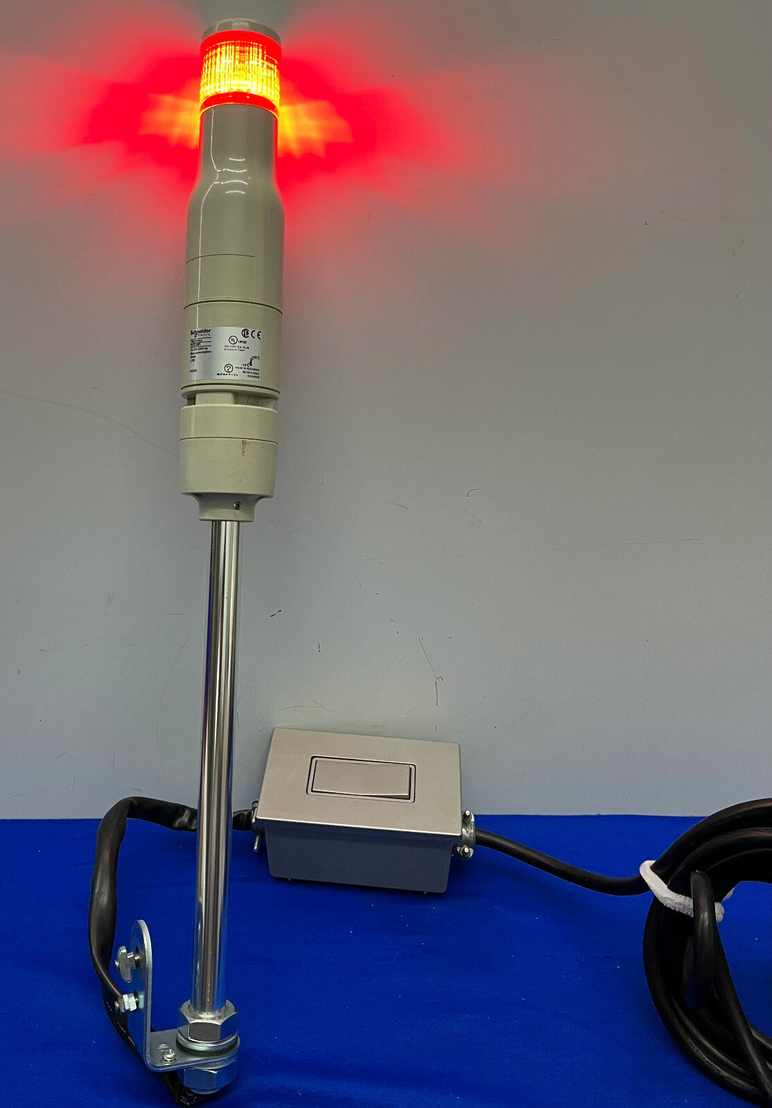 シュナイダーエレクトリック XVC4M1 100-240V レッド タワーライトポール ハーモニー オンオフスイッチ付き