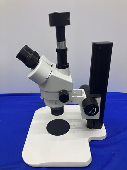 MICROSCOPIO TRINOCULAR SIN MARCA. EL AUMENTO ES DE 7-45X