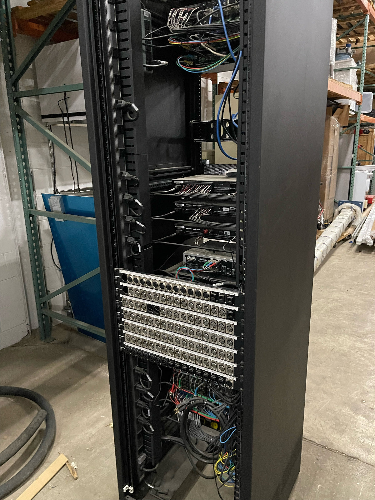 SPL INTEGRIERTE LÖSUNG MEDIENSCHRANK MIT INHALT