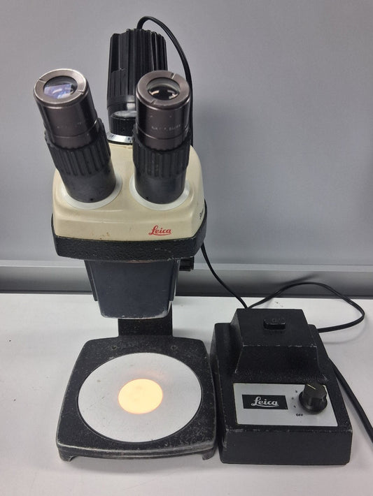 Leica StereoZoom 4 Microscope w/ 10X Eyepieces Stand & Light 7-30X Magnification