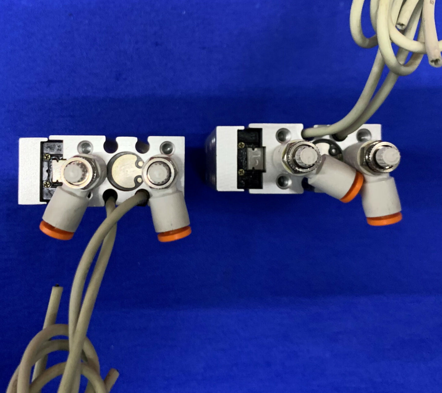 2er-Set SMC MXH10-25 Kompakt-Schiebetische mit SMC D-F9N-Sensor
