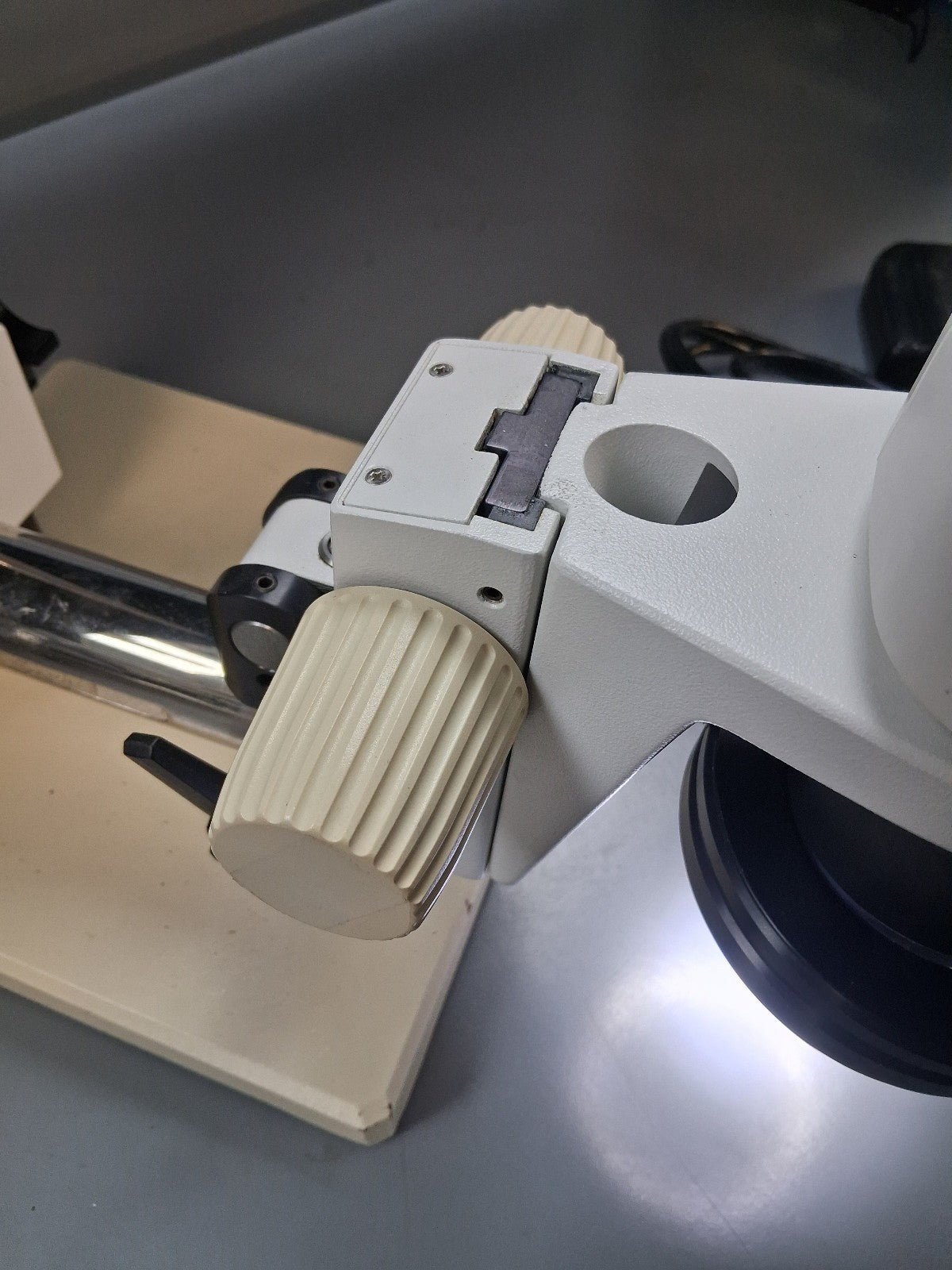 Leica S4E 6.3-30X Stereo Zoom Microscope with Boom Stand and LED Ring Light