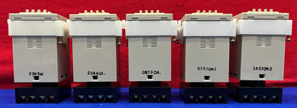 1 LOT HOEVEELHEID 5 - OMRON H3CA-8 SOLID STATE TIMER MET OMRON P36-08 BASIS