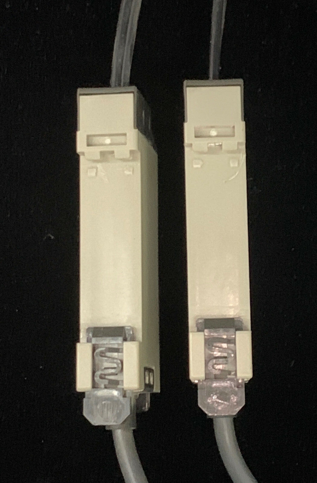 QTY 2 - OMRON E3X-A11 FOTO-ELEKTRISCHE SENSOR