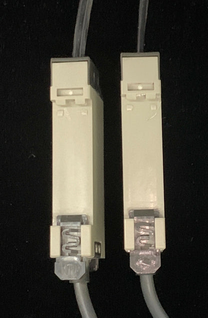 QTY 2 - OMRON E3X-A11 FOTO-ELEKTRISCHE SENSOR